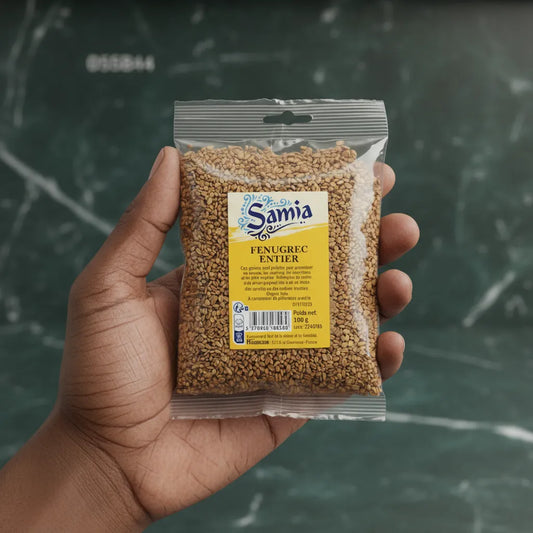 Graines de fenugrec entier SAMIA tenues en main, montrant le format pratique du sachet pour une utilisation facile en cuisine.