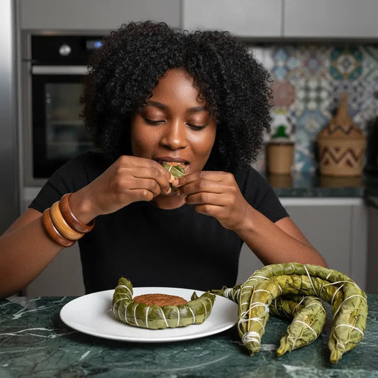 Femme dégustant du bobolo frais fermenté, un mets camerounais riche en fibres, parfait pour accompagner grillades et plats en sauce.