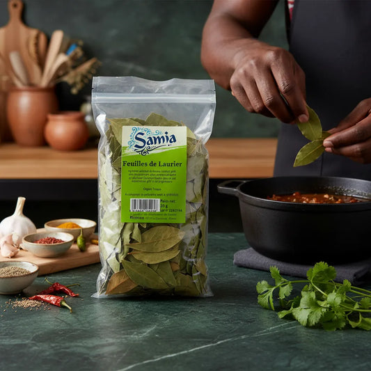 Feuilles de laurier SAMIA ajoutées à une marmite en cuisine. Laurier séché de qualité pour épicerie salée et recettes parfumées maison.