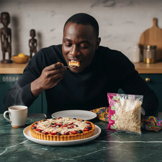 Homme dégustant une tarte garnie d'amandes effilées PROFRUIT, idéale pour sublimer les desserts maison. Emballage visible sur la table.