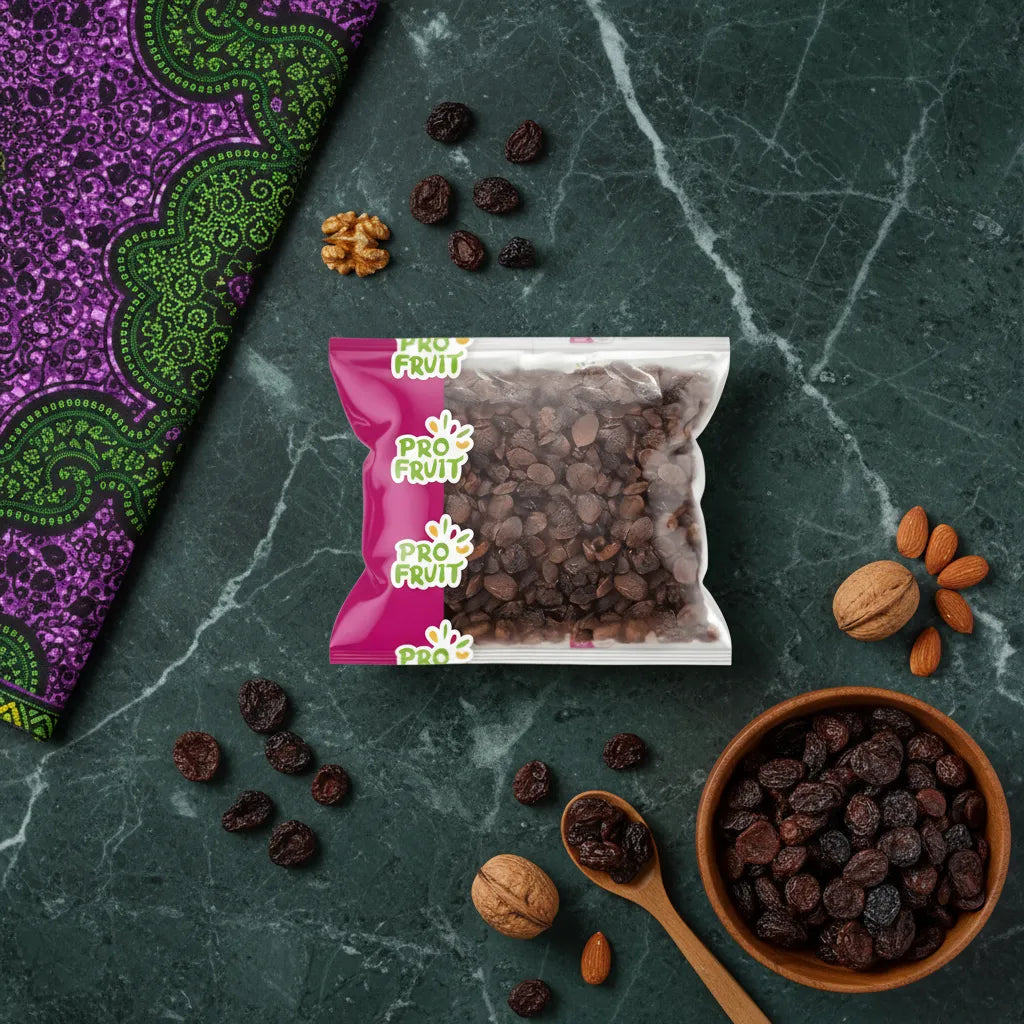 Sachet de raisins bruns PROFRUIT posé sur une table avec fruits secs, parfait pour enrichir vos plats ou grignoter sainement.