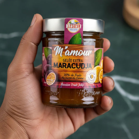 Pot de confiture passion M'AMOUR tenu en main, gelée extra maracuja 20% de fruits, parfait pour tartines et recettes sucrées maison.