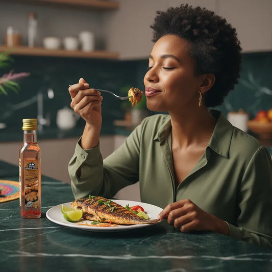 Femme dégustant un plat de poisson assaisonné avec le vinaigre Canne Gingembre CREOLE FOOD, parfait pour rehausser les saveurs.