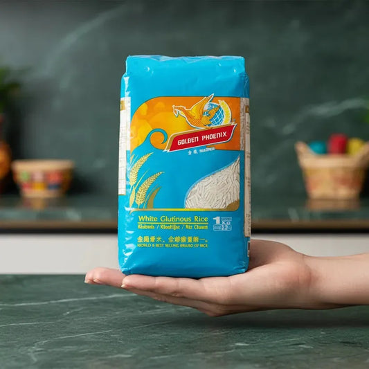 Riz gluant PHOENIX présenté dans une main, illustrant le format pratique de 1 kg pour une utilisation facile en cuisine asiatique.