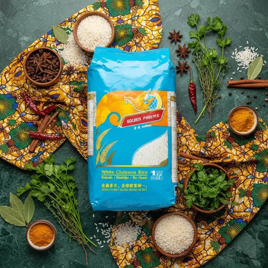 Sachet de riz gluant PHOENIX entouré d'épices et d'herbes, parfait pour absorber les saveurs dans les recettes traditionnelles.