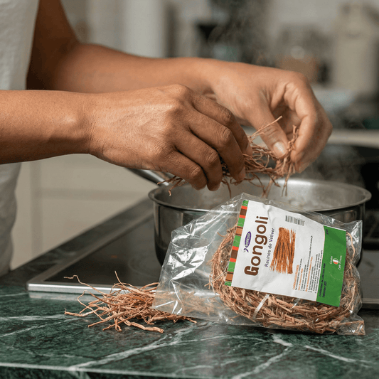 Préparation d'une infusion de Gongoli avec racines de vétiver naturelles, bien-être féminin et vitalité, produit traditionnel africain pur.