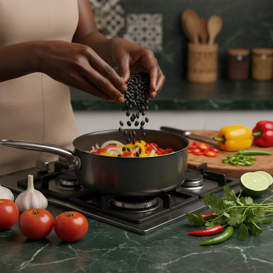 Préparation d’un plat avec haricots noirs coco LEGUMOR versés dans une casserole, parfaits pour une cuisine riche en goût et nutriments.