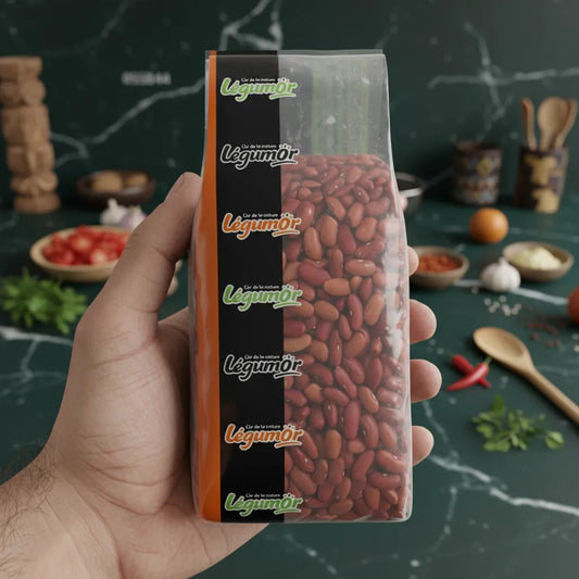 Main tenant un paquet de haricots rouges secs LEGUMOR, parfait pour l'épicerie salée et les plats riches en nutriments.