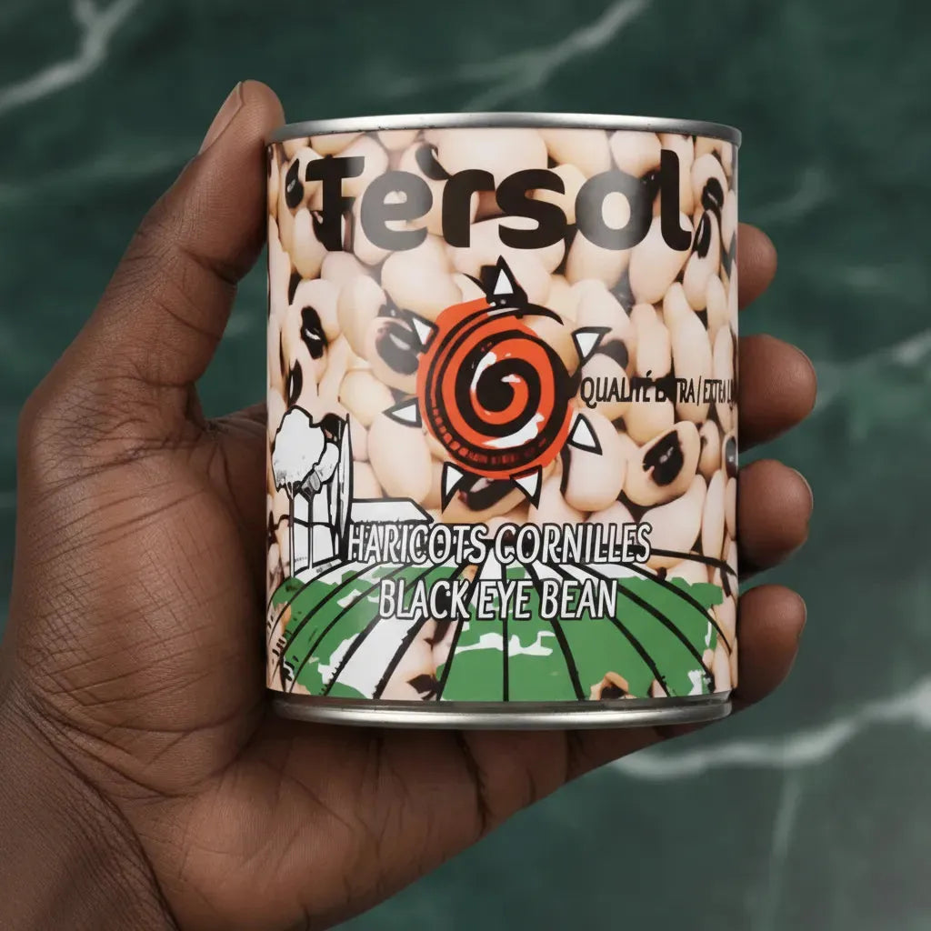 Main tenant une boîte de haricots cornilles TERSOL, produit d'épicerie salée aux légumineuses naturelles de qualité.
