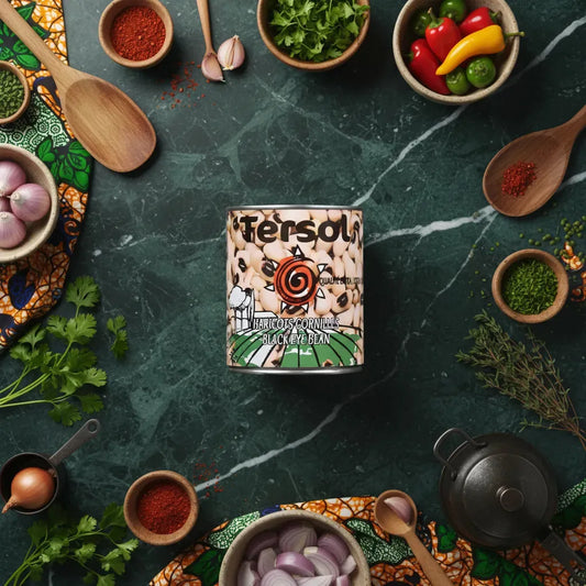 Boîte de haricots cornilles TERSOL au centre d'une table garnie d'épices et légumes, pour recettes aux saveurs uniques.