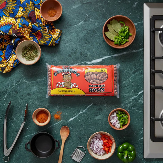 Haricots rosés Célimène - Légumineuses polyvalentes entourées d'ingrédients frais sur un plan de travail, parfaites pour recettes créoles et épicées.