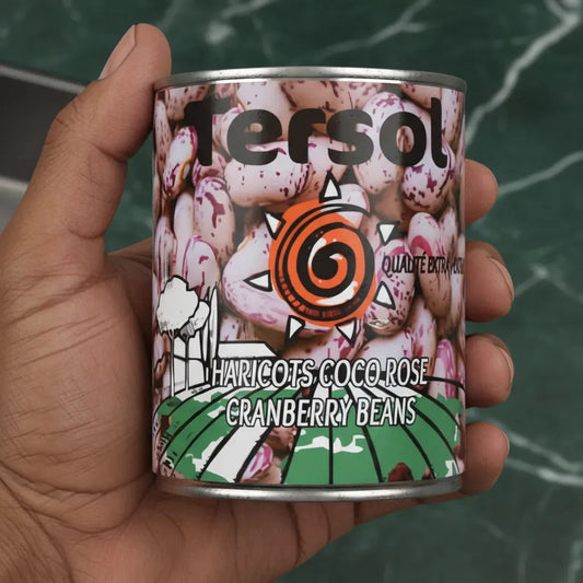 Main tenant une boîte de haricots cocos roses TERSOL - Épicerie salée, produit naturel prêt à l'emploi pour plats équilibrés.