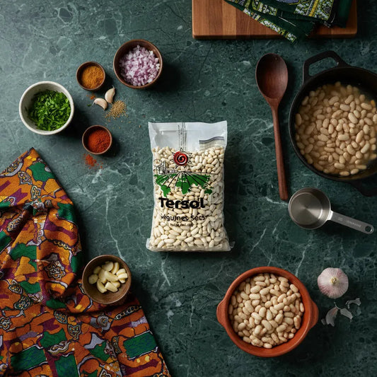 Haricot Lingot Blanc TERSOL sur plan de travail avec ingrédients frais, idéal pour recettes maison riches en protéines.