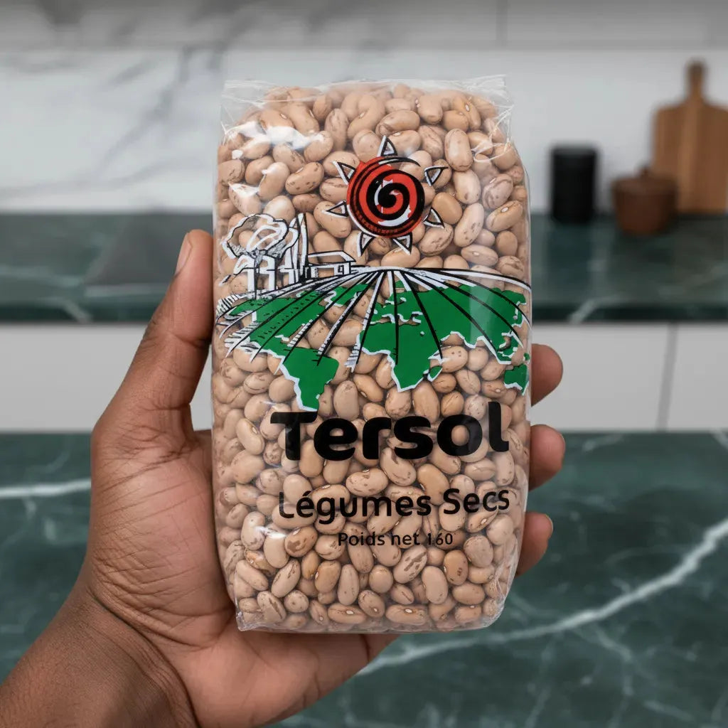 Main tenant un paquet de haricot coco rose TERSOL, légume sec protéiné pour plats mijotés et équilibrés en épicerie salée.
