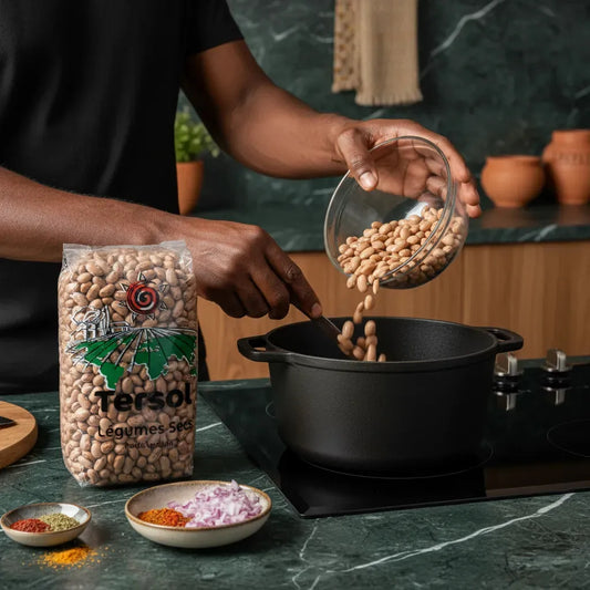 Préparation culinaire avec haricot coco rose TERSOL versé dans une casserole, parfait pour plats traditionnels riches en goût.