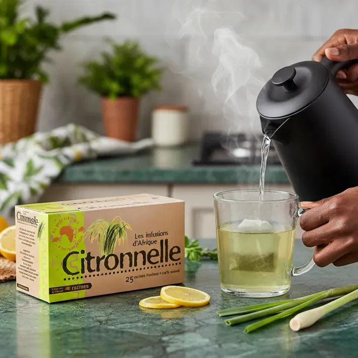 Préparation d'une tasse d'Infusion Citronnelle RACINES avec eau chaude, citron et citronnelle fraîche, ambiance cuisine naturelle.