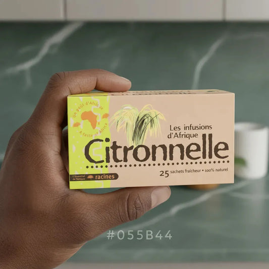 Main tenant une boîte d'Infusion Citronnelle RACINES, 25 sachets aux saveurs d'Afrique, citronnelle et gingembre, 100% naturel.
