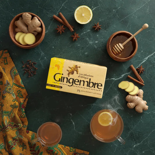 Infusion Gingembre Bio RACINES présentée avec ingrédients naturels comme gingembre, cannelle, miel et citron sur fond vert marbré.