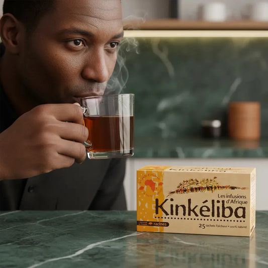 Homme dégustant une infusion Kinkeliba RACINES, boisson africaine bienfaisante aux arômes naturels, idéale pour un moment de détente.