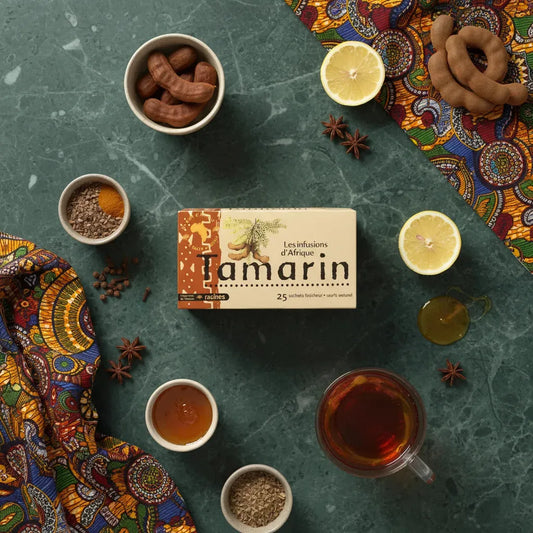 Infusion RACINES tamarin d'Afrique présentée avec ingrédients naturels sur fond vert, boisson tropicale dans la catégorie infusions.