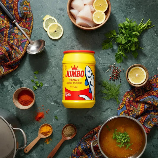 Pot de Bouillon de poisson JUMBO entouré d'ingrédients frais sur table de cuisine. Parfait pour recettes de soupes et sauces maison.