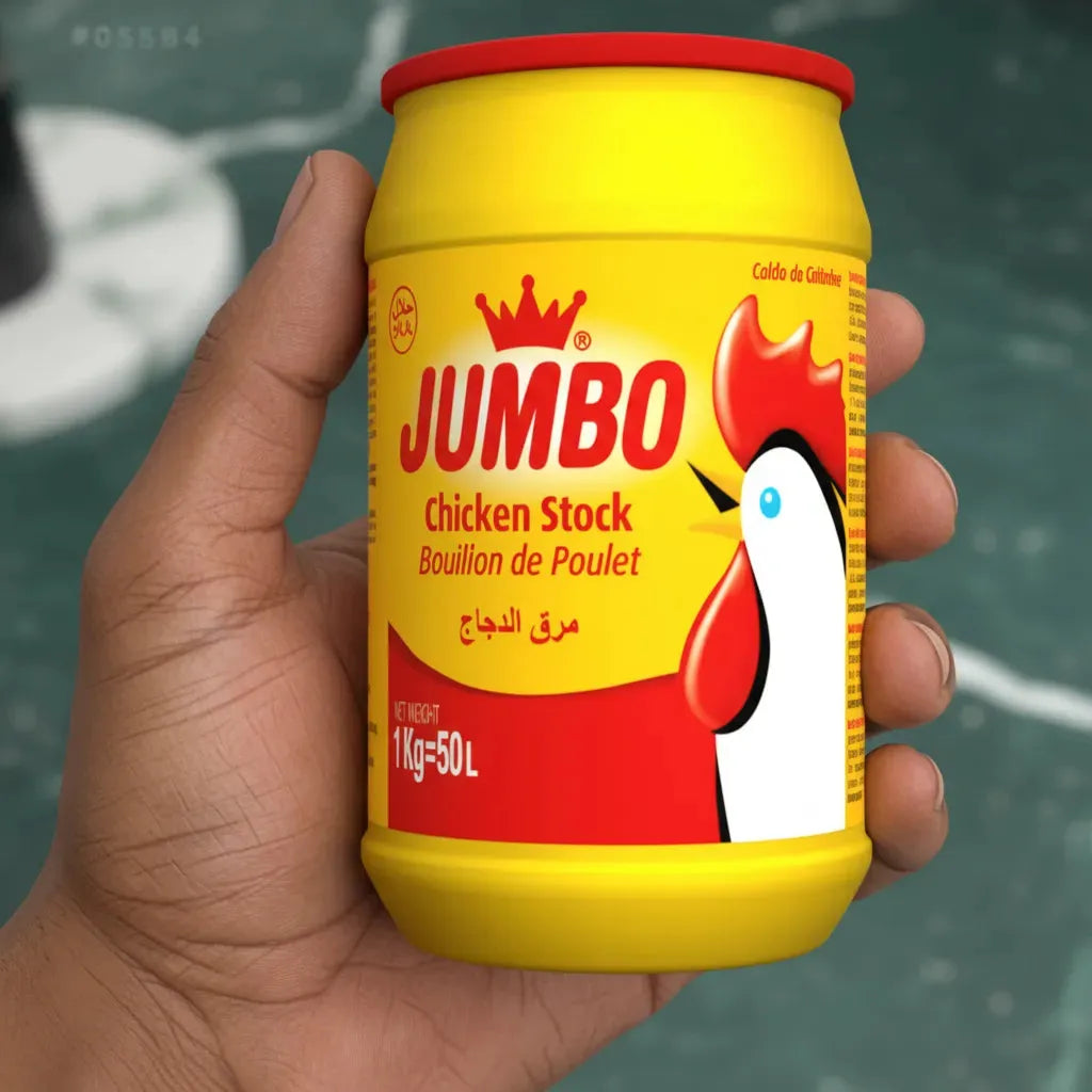 Pot de bouillon de poulet JUMBO 1kg tenu en main, parfait pour rehausser les plats avec un goût authentique de volaille. Catégorie épicerie salée.