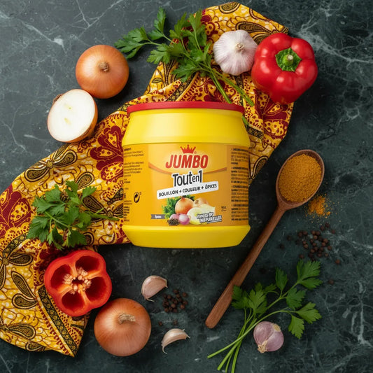 Pot d'épices Tout en 1 JUMBO entouré d'ingrédients frais sur fond marbré, parfait pour assaisonner viandes, légumes et céréales.