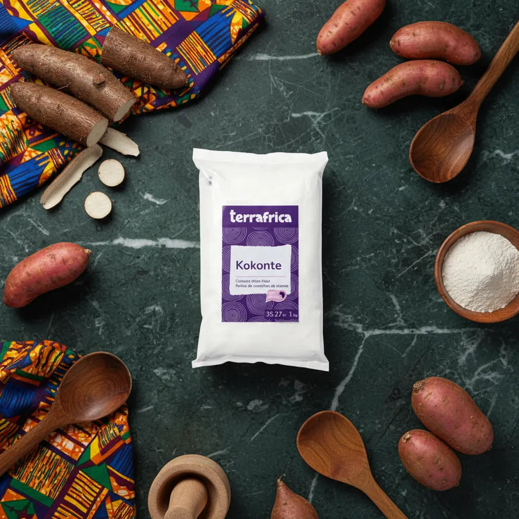 Farine de cossettes de manioc Kokonte TERRAFRICA entourée d’ingrédients bruts comme manioc et patates douces. Parfaite pour recettes africaines variées.