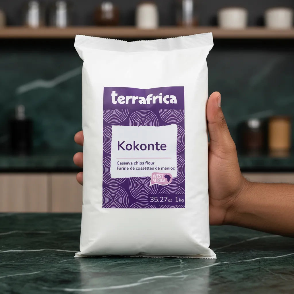Farine de manioc Kokonte TERRAFRICA 1kg tenue en main, idéale pour cuisine africaine. Texture fine et goût neutre pour recettes salées.