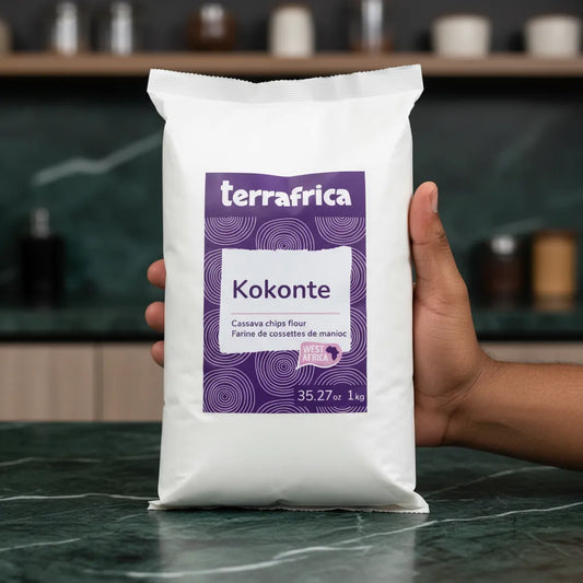 Farine de manioc Kokonte TERRAFRICA 1kg tenue en main, idéale pour cuisine africaine. Texture fine et goût neutre pour recettes salées.