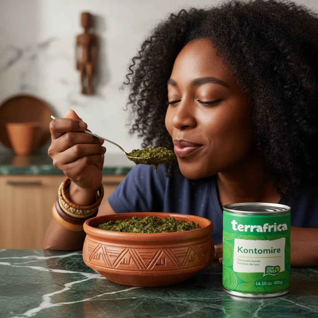 Femme dégustant un plat préparé avec Feuille de Taro Kontomire TERRAFRICA, légume africain bio en conserve, riche en nutriments.