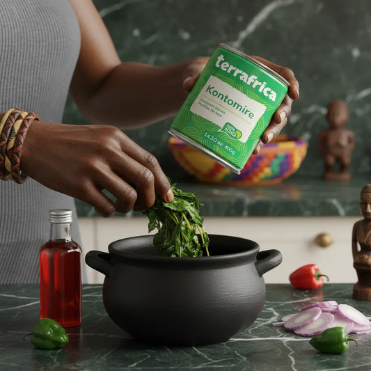 Préparation culinaire avec Feuille de Taro Kontomire TERRAFRICA, conserve de légume africain bio ajoutée à une marmite traditionnelle.