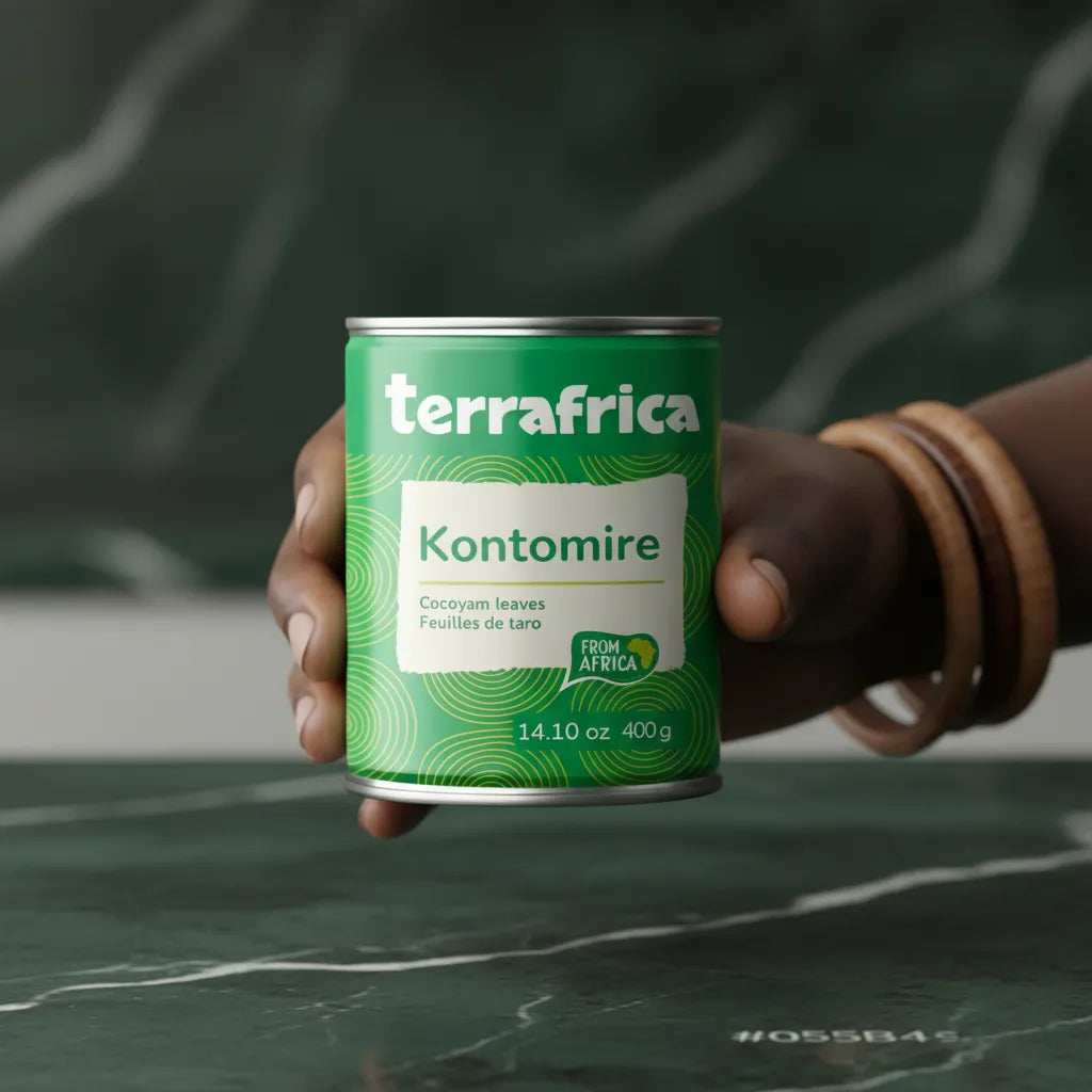 Main tenant une conserve de Feuille de Taro Kontomire TERRAFRICA 400g, produit bio africain pour soupes et plats traditionnels.