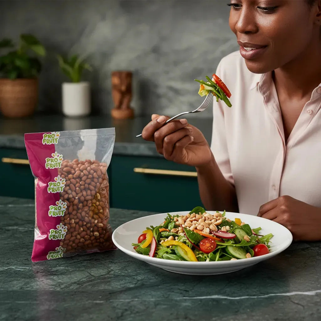 Femme savourant une salade garnie d’arachides crues PROFRUIT, parfaites pour ajouter du croquant et des nutriments aux plats frais.