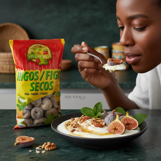 Femme dégustant un dessert au yaourt garni de figues sèches Calabacita VILLACRUZ, parfait pour collations et recettes sucrées.