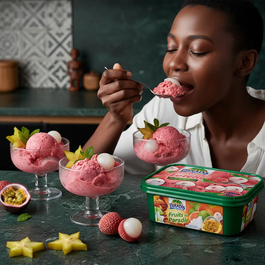 Femme dégustant Glaces Letchi - Paradis Glace servies en coupes, dessert exotique à base de letchi idéal pour l'été et les fins de repas.