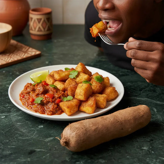 Plat cuisiné à base d’igname frit accompagné de sauce épicée, illustrant la polyvalence culinaire du tubercule nutritif.