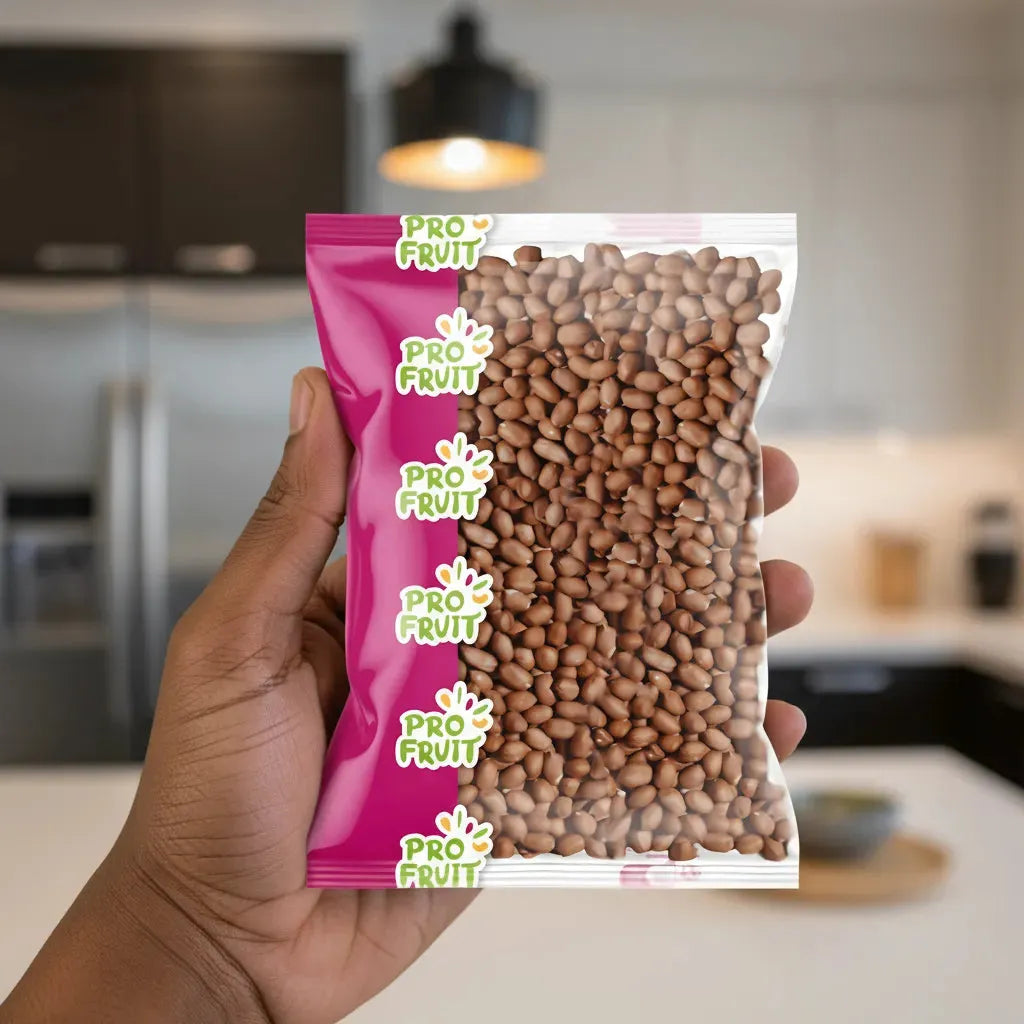 Main tenant un sachet d’arachides crues PROFRUIT dans une cuisine moderne, produit sec idéal pour une alimentation équilibrée.