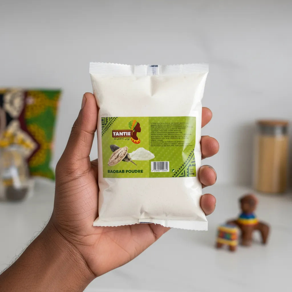 Poudre de Baobab TANTIE tenue en main, format pratique pour une utilisation quotidienne dans les recettes saines et riches en nutriments.