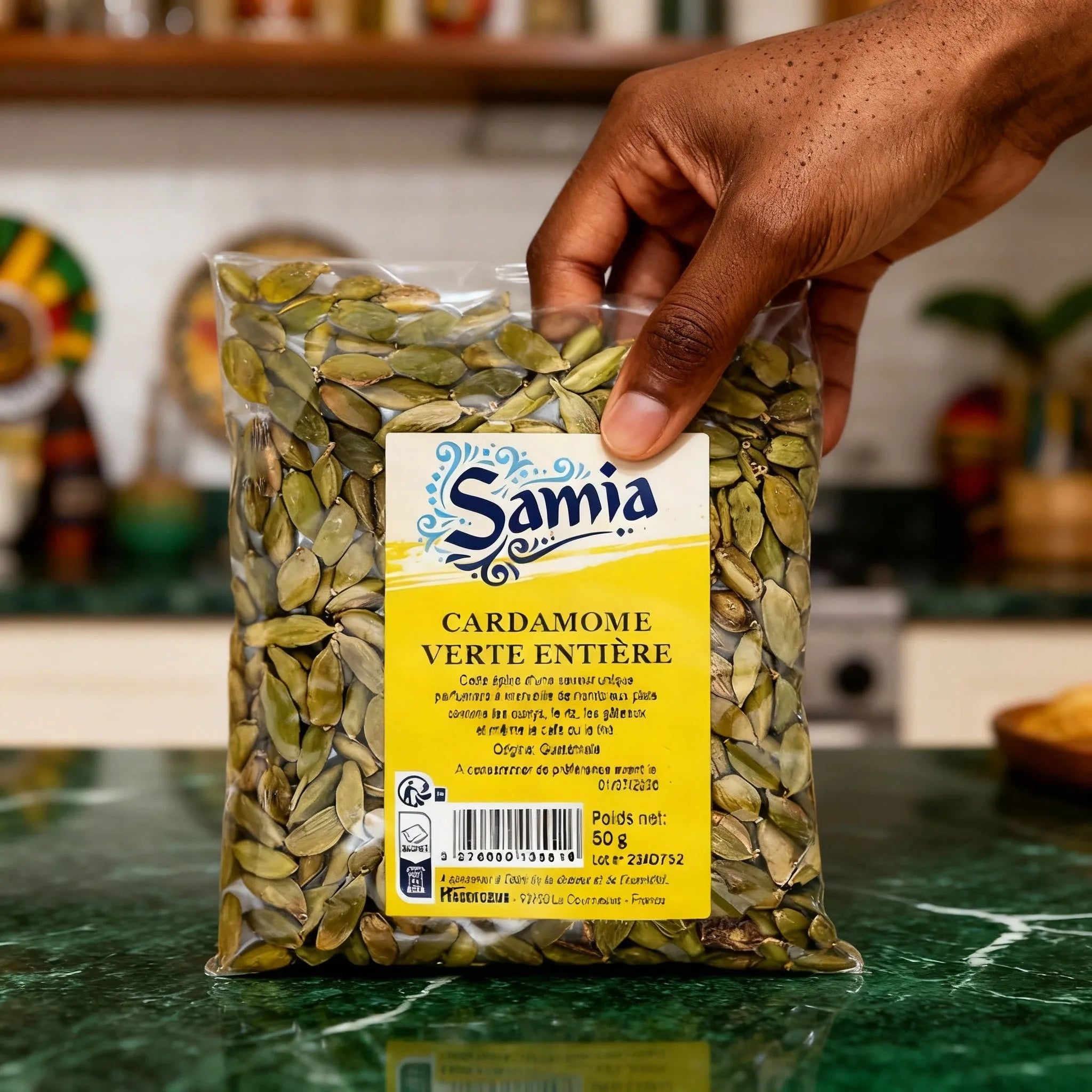 Main tenant un sachet de cardamome verte entière SAMIA - Bio. Épice aromatique naturelle pour plats sucrés, salés et infusions.