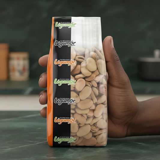 Fevettes surgelées LEGUMOR tenues en main, emballage transparent montrant la qualité des légumes secs décortiqués.