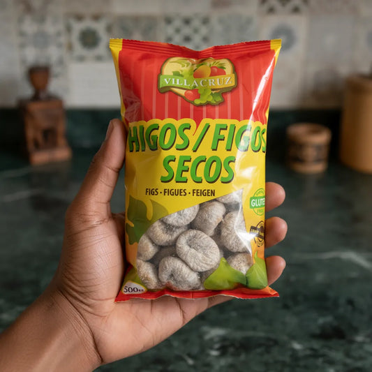 Main tenant un sachet de figues sèches Calabacita VILLACRUZ 500g, fruits moelleux parfaits pour desserts et collations saines.
