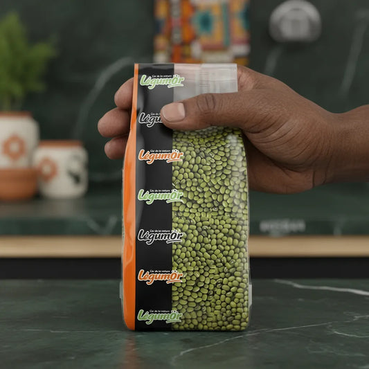 Main tenant un sachet de haricots mungo LEGUMOR, produit d'épicerie salée riche en protéines, idéal pour une alimentation équilibrée.