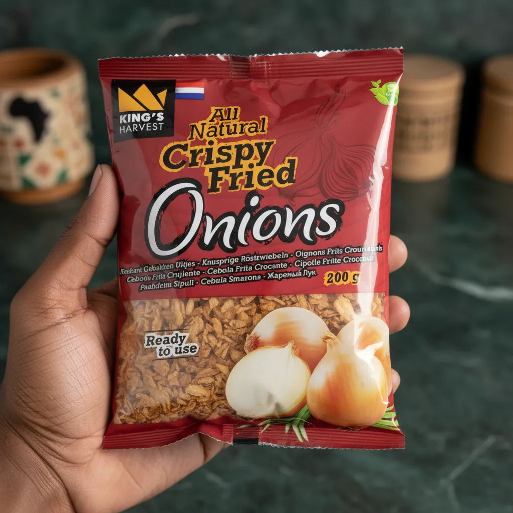 Sachet de 200g d'oignons frits King's Harvest tenu en main, produit prêt à l'emploi pour agrémenter vos plats avec croquant et goût.