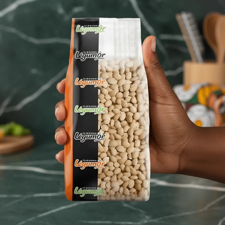 Pois du Val LEGUMOR - Pois Secs tenus en main, montrant la texture et la qualité du produit pour une cuisine saine et équilibrée.