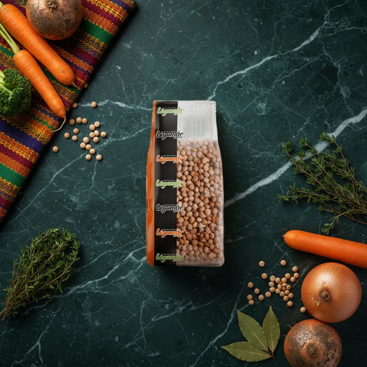 Sachet de Pois d'Angole LEGUMOR posé sur un plan de travail avec légumes frais, illustrant un ingrédient sec idéal pour soupes et plats mijotés.