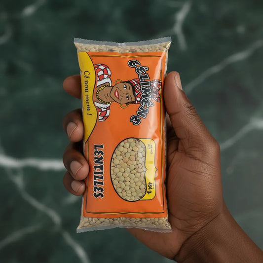 Main tenant un sachet de lentilles CELIMENE 454g, produit d'épicerie salée pratique pour une cuisine nutritive et rapide.