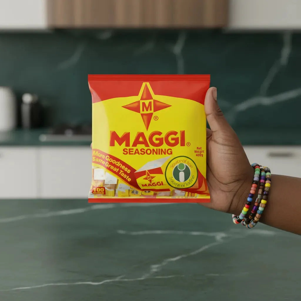 Bouillon étoile MAGGI tenu à la main dans une cuisine moderne, parfait pour recettes savoureuses et épicerie salée.