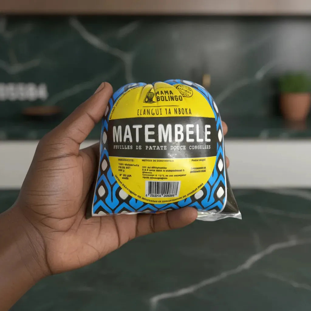 Feuille de Patate - Emballage de feuilles de patate douce surgelées Matembele tenu en main, produit Mama Bolingo pour cuisine saine.