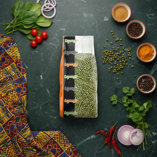 Sachet de haricots mungo LEGUMOR entouré d'épices et légumes frais, soulignant leur place dans une cuisine saine et variée.